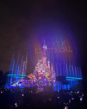 Sharmila Faruqui Instagram - In the world of fantasy and dreams - EuroDisney - always keep dreaming 🎉 magic is everywhere