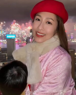 Sharon Chan Man-Chi Instagram - 年初二🎆睇煙花
多謝家豪哥的邀請
大人細路都好開心🤩