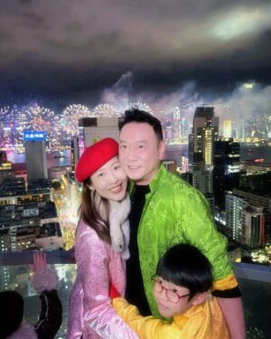 Sharon Chan Man-Chi Instagram - 年初二🎆睇煙花
多謝家豪哥的邀請
大人細路都好開心🤩
