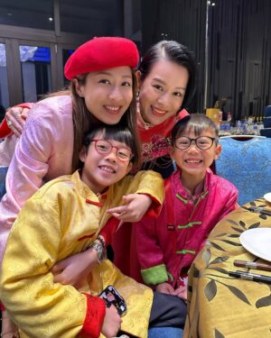 Sharon Chan Man-Chi Instagram - 年初二🎆睇煙花
多謝家豪哥的邀請
大人細路都好開心🤩