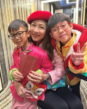 Sharon Chan Man-Chi Instagram - 年初二🎆睇煙花
多謝家豪哥的邀請
大人細路都好開心🤩