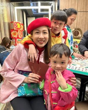Sharon Chan Man-Chi Instagram - 年初二🎆睇煙花
多謝家豪哥的邀請
大人細路都好開心🤩