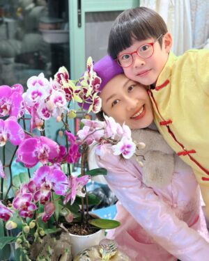 Sharon Chan Man-Chi Instagram - 年初二🎆睇煙花
多謝家豪哥的邀請
大人細路都好開心🤩