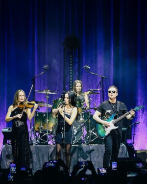 Sharon Corr Instagram - From Manila with ❤️ Day 1 you were incredible! Ready for the same again tonight? 🌟 And then on to Australia 💃