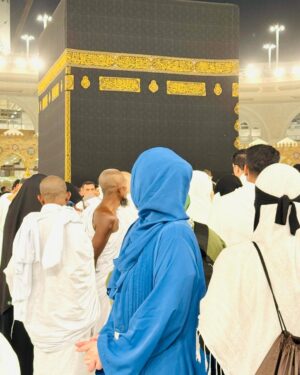 Shazeal Shoukat Instagram - “MAKKAH”
Blessed, grateful & so much at peace Alhamdulilah 🤍
Thanku Allah for inviting me , I love you 🫶🥹
Abaya @al.abaati 
Bag & bottle @theschoolstore.pk 
#umrah2024 #alhamdulillah #grateful #shazealshoukat