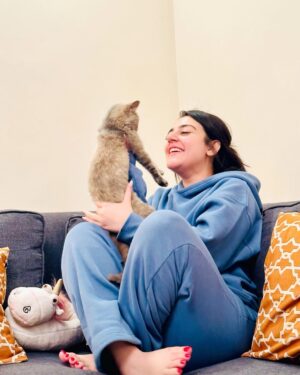 Shazeal Shoukat Instagram - She’s the cutest , meet Bella 🫶🏻 , my joy when I am with her🥺🫰
Fit @lahori_athleisure 
#ootd #mymine #virtualstylist #style #mylife #fashion #toodles #loveyourself #alhamdulillah #peaceout