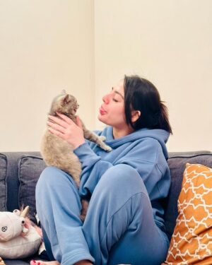 Shazeal Shoukat Instagram - She’s the cutest , meet Bella 🫶🏻 , my joy when I am with her🥺🫰
Fit @lahori_athleisure 
#ootd #mymine #virtualstylist #style #mylife #fashion #toodles #loveyourself #alhamdulillah #peaceout