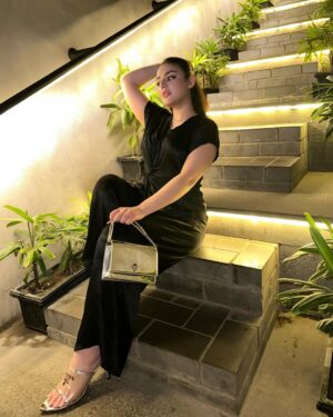 Shazeal Shoukat Instagram - I can wear black everyday 🖤🤍 
#ootd #virtualstylist #style #fashion #trends #loveyourself #blessed #shazealshoukat