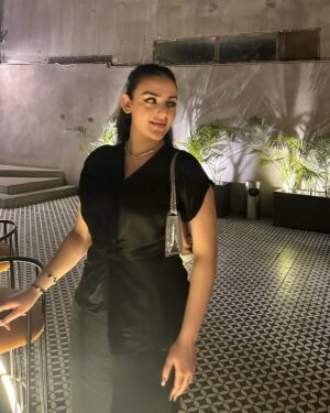 Shazeal Shoukat Instagram - I can wear black everyday 🖤🤍 
#ootd #virtualstylist #style #fashion #trends #loveyourself #blessed #shazealshoukat