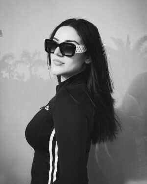 Shazeal Shoukat Instagram - I like mine obsessed, clingy 
If you don’t miss me , miss me 
If you don’t miss me , history 
If you don’t miss me , it’s a mystery 🖤🤍
#ootd #virtualstylist #style #fashion #behappy #loveyourself #shazealshoukat