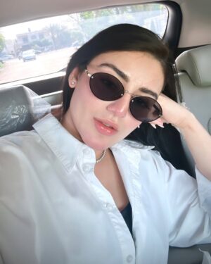 Shazeal Shoukat Instagram - It’s been a while so here it is , my lovelies 🐧
#ootd #carselfie #virtualstylist #style #fashion #shazealshoukat #blessed