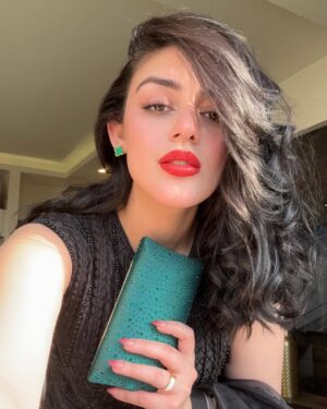 Shazeal Shoukat Instagram - Hair is hairing , outfit is outfitting & life is lifing lmao ✨
#ootd  #virtualstylist #style #fashion #loveyourself #shazealshoukat