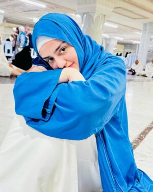 Shazeal Shoukat Instagram - “MAKKAH”
Blessed, grateful & so much at peace Alhamdulilah 🤍
Thanku Allah for inviting me , I love you 🫶🥹
Abaya @al.abaati 
Bag & bottle @theschoolstore.pk 
#umrah2024 #alhamdulillah #grateful #shazealshoukat