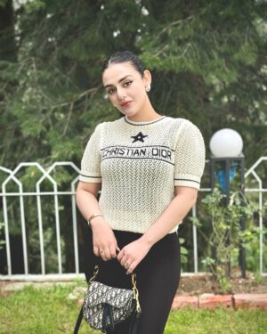 Shazeal Shoukat Instagram - Fit choosed by my baby boooo 🤍🖤
#ootd #virtualstylist #style #fashion #trends #loveyourself #behappy #shazealshoukat