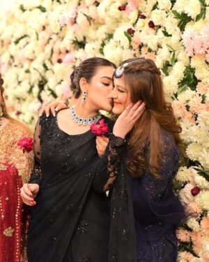 Shazeal Shoukat Instagram - In this world it’s just “US” my fam jam 💕
#family #wedding #shazealshoukat #virtualstylist #style fashion #behappy #peace