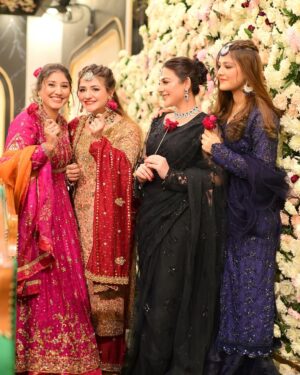 Shazeal Shoukat Instagram - In this world it’s just “US” my fam jam 💕
#family #wedding #shazealshoukat #virtualstylist #style fashion #behappy #peace
