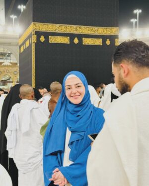 Shazeal Shoukat Instagram - “MAKKAH”
Blessed, grateful & so much at peace Alhamdulilah 🤍
Thanku Allah for inviting me , I love you 🫶🥹
Abaya @al.abaati 
Bag & bottle @theschoolstore.pk 
#umrah2024 #alhamdulillah #grateful #shazealshoukat