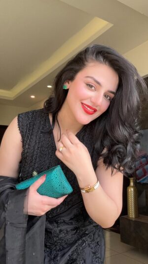 Shazeal Shoukat Instagram - ✨🖤Very demure 🖤✨
Fit @humayunalamgirwomenswear 
Nails @alluresalonspaofficial 
Hair & makeup @sakinahawra 
#ootd #virtualstylist #style #fashion #loveyourself #behappy #shazealshoukat