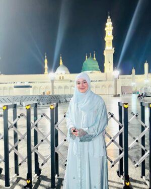 Shazeal Shoukat Instagram - Apka dar sa koi na khali gaya 😭😇 for sure 
I have left my heart in madina 😇🤍
Abaya @pariwaqas 
#umrah #alhamdulillah #shazealshoukat #blessed