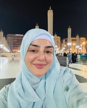 Shazeal Shoukat Instagram - Apka dar sa koi na khali gaya 😭😇 for sure 
I have left my heart in madina 😇🤍
Abaya @pariwaqas 
#umrah #alhamdulillah #shazealshoukat #blessed