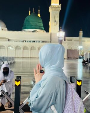 Shazeal Shoukat Instagram - Apka dar sa koi na khali gaya 😭😇 for sure 
I have left my heart in madina 😇🤍
Abaya @pariwaqas 
#umrah #alhamdulillah #shazealshoukat #blessed