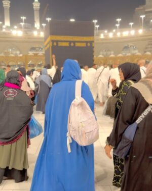 Shazeal Shoukat Instagram - “MAKKAH”
Blessed, grateful & so much at peace Alhamdulilah 🤍
Thanku Allah for inviting me , I love you 🫶🥹
Abaya @al.abaati 
Bag & bottle @theschoolstore.pk 
#umrah2024 #alhamdulillah #grateful #shazealshoukat