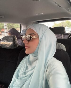 Shazeal Shoukat Instagram - Apka dar sa koi na khali gaya 😭😇 for sure 
I have left my heart in madina 😇🤍
Abaya @pariwaqas 
#umrah #alhamdulillah #shazealshoukat #blessed