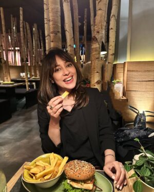 Shazia Naz Instagram - When life gives you burger and fries you eat them with a big smile 😀 it’s most satisfying comfort food that hits all the right spots!! 🍔🍟 who’s with me ?

P.S. it’s a multigrain bun which is my fav 🙌🏻

#shazianazkhan #burgerandfries #foodcravings #comfortfood #travellife