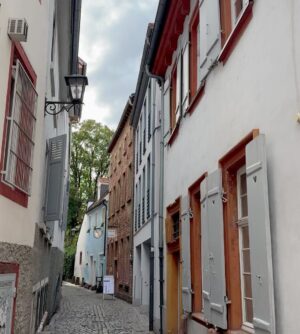 Shazia Naz Instagram - Strolling through enchanting cobblestone streets, It’s like every twist and turn has a story to tell ✨

.
.
.
.
.
#shazianazkhan #europetrip #placestovisit #chicstyle #outfitcheck #streetstyle