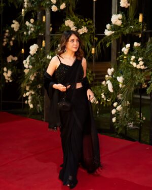 Shazia Naz Instagram - A night of celebration 💫

Congratulation @humtvpakistanofficial for completing two decades of extraordinary story telling, entertainment and setting new standards for the industry. 

Wearing :  @rashmikumariofficial 
Mua :  @beenishparvez_official 
Jewellery: @allurebymht 
Shot by : @burhanpal 
@phsolutionspk 

.
.
.
.
.

#shazianazkhan #blacksaree #sareelove #easternwear #hum20thanniversary #20yearsofmagic #humtvpakistanofficial #phsolutionspk