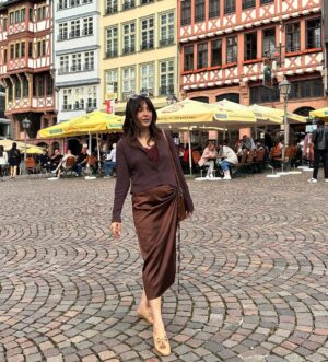 Shazia Naz Instagram - Stepping into the past with Römerberg‘s stunning architecture.

#shazianazkhan #römerberg #deutchland #placestovisit #travellife #fitcheck #europetravel #europearchitecture
