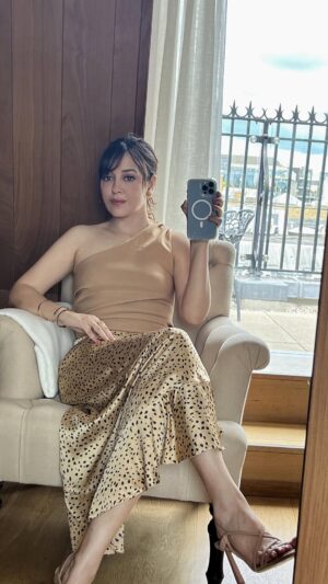 Shazia Naz Instagram - OUTFITS OF THE WEEK 🤍 ✔️ some outfits ideas for next week ahead! Which day is your Fav ? 🫶🏻

.
.
.
.
.
.
.
.
#shazianazkhan #outfitideas #styleoftheweek #styleinspo #reelsinsta #travels