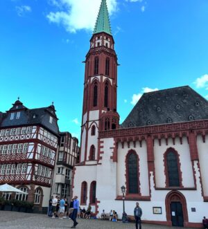 Shazia Naz Instagram - Stepping into the past with Römerberg‘s stunning architecture.

#shazianazkhan #römerberg #deutchland #placestovisit #travellife #fitcheck #europetravel #europearchitecture