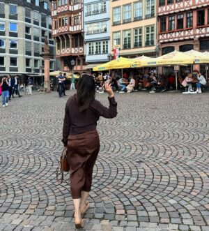 Shazia Naz Instagram - Stepping into the past with Römerberg‘s stunning architecture.

#shazianazkhan #römerberg #deutchland #placestovisit #travellife #fitcheck #europetravel #europearchitecture