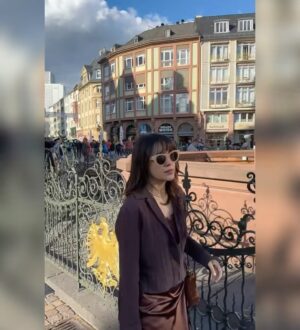 Shazia Naz Instagram - Stepping into the past with Römerberg‘s stunning architecture.

#shazianazkhan #römerberg #deutchland #placestovisit #travellife #fitcheck #europetravel #europearchitecture