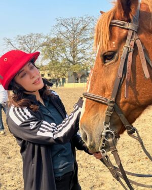 Shazia Naz Instagram - There is nothing more freeing than riding a horse. It is difficult to explain one’s love for horses, it cannot be explained it is simply felt! 🤍
.
.
.
.
.
.
—————————————————
#shazianazkhan #equestrainlife #horseriding #equestrianstyle #horsepower