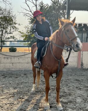 Shazia Naz Instagram - There is nothing more freeing than riding a horse. It is difficult to explain one’s love for horses, it cannot be explained it is simply felt! 🤍
.
.
.
.
.
.
—————————————————
#shazianazkhan #equestrainlife #horseriding #equestrianstyle #horsepower