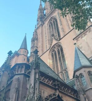 Shazia Naz Instagram - Stepping into the past with Römerberg‘s stunning architecture.

#shazianazkhan #römerberg #deutchland #placestovisit #travellife #fitcheck #europetravel #europearchitecture