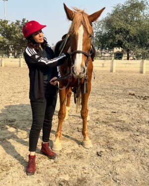Shazia Naz Instagram - There is nothing more freeing than riding a horse. It is difficult to explain one’s love for horses, it cannot be explained it is simply felt! 🤍
.
.
.
.
.
.
—————————————————
#shazianazkhan #equestrainlife #horseriding #equestrianstyle #horsepower