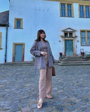 Shazia Naz Instagram - A day trip to Frankfurt old town Höchst you must👇🏻

Walk through medieval streets, historical landmarks and  captivating architecture (wear comfortable shoes)
Try German comfort food with local twist
Enjoy cozy cafe (Frau Grau or Schlosscafé Höchst)
Walk along the river bank.
Feel authentic local vibe at Hochster Market (Tuesday, friday, Saturday)
Attend annual castle festival in summers (june/july)

Fascinating history 
Survived 2nd world war without any significant damage 
Preserved as a site of historic interest 

P.S.  beautiful Hochst town is worth few visits to explore everything 

#shazianazkhan #frankfurthöchst #frankfurtammain #daytrip #visitgermany #europedestinations #placestovisit