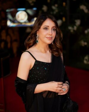 Shazia Naz Instagram - A night of celebration 💫

Congratulation @humtvpakistanofficial for completing two decades of extraordinary story telling, entertainment and setting new standards for the industry. 

Wearing :  @rashmikumariofficial 
Mua :  @beenishparvez_official 
Jewellery: @allurebymht 
Shot by : @burhanpal 
@phsolutionspk 

.
.
.
.
.

#shazianazkhan #blacksaree #sareelove #easternwear #hum20thanniversary #20yearsofmagic #humtvpakistanofficial #phsolutionspk