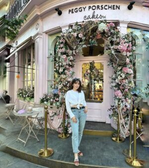 Shazia Naz Instagram - Could this cafe be any prettier ? 

@peggyporschenofficial 

.
.
.
.
.
.
#shazianazkhan #london #travelgram #timelessstyle #cutecafe #lattegram