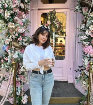Shazia Naz Instagram - Could this cafe be any prettier ? 

@peggyporschenofficial 

.
.
.
.
.
.
#shazianazkhan #london #travelgram #timelessstyle #cutecafe #lattegram