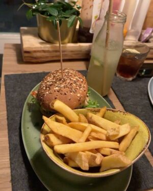 Shazia Naz Instagram - When life gives you burger and fries you eat them with a big smile 😀 it’s most satisfying comfort food that hits all the right spots!! 🍔🍟 who’s with me ?

P.S. it’s a multigrain bun which is my fav 🙌🏻

#shazianazkhan #burgerandfries #foodcravings #comfortfood #travellife