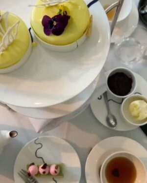 Shazia Naz Instagram - Afternoon Tea is my cup of tea ☕️ 

#shazianazkhan #afternoontea #fitcheck #vacaymode #whatiwore
