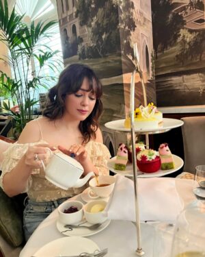 Shazia Naz Instagram - Afternoon Tea is my cup of tea ☕️ 

#shazianazkhan #afternoontea #fitcheck #vacaymode #whatiwore