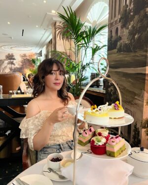 Shazia Naz Instagram - Afternoon Tea is my cup of tea ☕️ 

#shazianazkhan #afternoontea #fitcheck #vacaymode #whatiwore