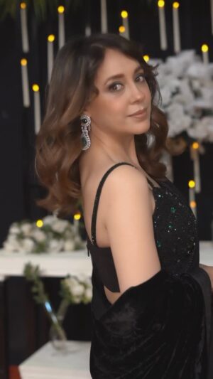 Shazia Naz Instagram - Serving elegance in Black Saree ✨

Wearing :  @rashmikumariofficial 
Mua :  @beenishparvez_official 
Jewellery: @allurebymht 
Shot by : @burhanpal 
@phsolutionspk 

.
.
.
.
.

#shazianazkhan #blacksaree #sareelove #easternwear #hum20thanniversary #20yearsofmagic