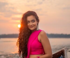 Sheena Chohan Instagram - Sunsets paint the sky in hues of rose and gold, Mumbai’s Versova boats drift like dreams untold. The wind weaves stories through my hair, as the seas whispers unfold.💕

As you grab your coffee this Monday morning, hope you enjoy the @hindustantimes  @htcity interview and new shoot out today. ( link in my bio)
.

.
Shooting Team:
Creative head : @sharaashraf 
Photography: Sudhanshu Tambe(@sudopicia)
Editing: Vimal Raj (@_thestillframe_)
Styling: Sameer Katariya (@sameerkatariya92)
Production: Shreya Thakur (@theeditormischief)
Makeup & Hair: Pratibha (@pratibhasbeautyofficial)
Interview by : @ely.nav 
Creative coordinator: (@kayanaaaaat )

#sheenachohan #actress #shoot #insta #photooftheday #sheena
