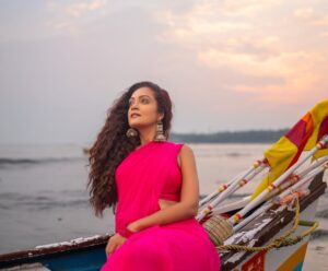 Sheena Chohan Instagram - Sunsets paint the sky in hues of rose and gold, Mumbai’s Versova boats drift like dreams untold. The wind weaves stories through my hair, as the seas whispers unfold.💕

As you grab your coffee this Monday morning, hope you enjoy the @hindustantimes  @htcity interview and new shoot out today. ( link in my bio)
.

.
Shooting Team:
Creative head : @sharaashraf 
Photography: Sudhanshu Tambe(@sudopicia)
Editing: Vimal Raj (@_thestillframe_)
Styling: Sameer Katariya (@sameerkatariya92)
Production: Shreya Thakur (@theeditormischief)
Makeup & Hair: Pratibha (@pratibhasbeautyofficial)
Interview by : @ely.nav 
Creative coordinator: (@kayanaaaaat )

#sheenachohan #actress #shoot #insta #photooftheday #sheena